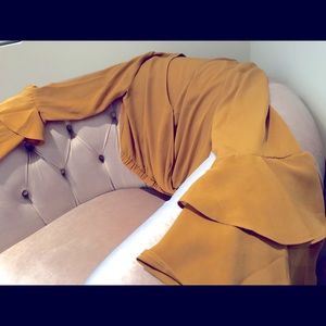 🆕🎁BEAUTIFUL TOP WITH BEAUTIFUL SLEEVES🎁🆕